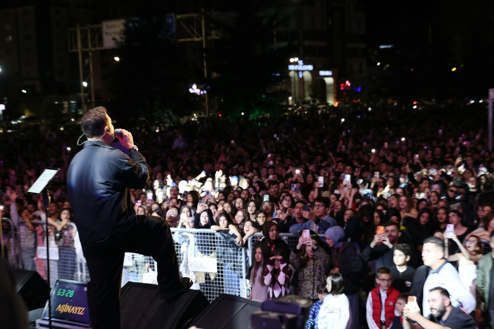 OĞUZHAN KOÇ KONSERİNDE ON BİNLERCE TOKATLI BULUŞTU