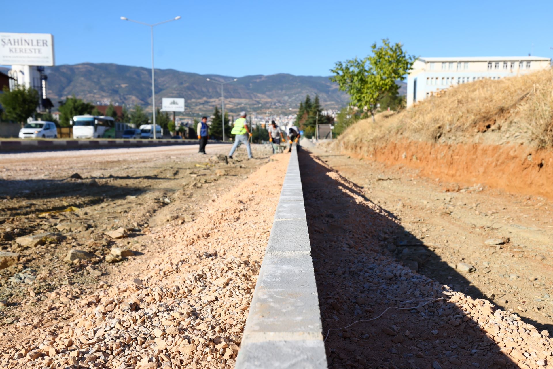 DENİZLİ CADDESİ BAŞTAN SONA YENİLENDİ