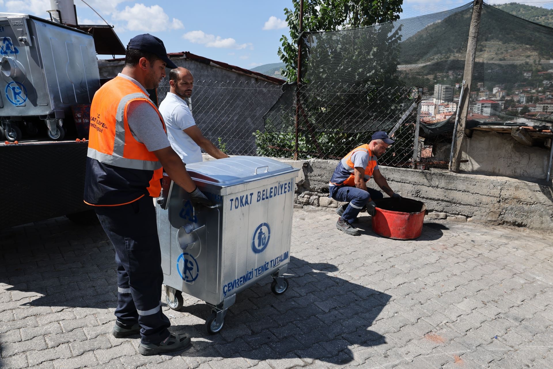 BAŞKAN YAZICIOĞLU: YENİ NESİL TEMİZLİK ARACI VE YENİ ÇÖP KONTEYNERLERİMİZ DEVREDE