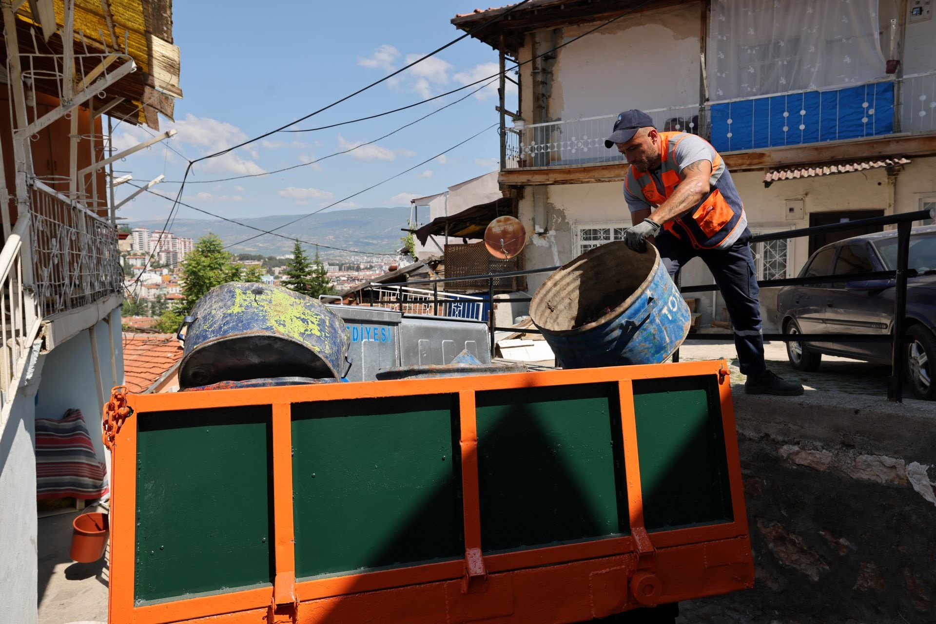 BAŞKAN YAZICIOĞLU: YENİ NESİL TEMİZLİK ARACI VE YENİ ÇÖP KONTEYNERLERİMİZ DEVREDE