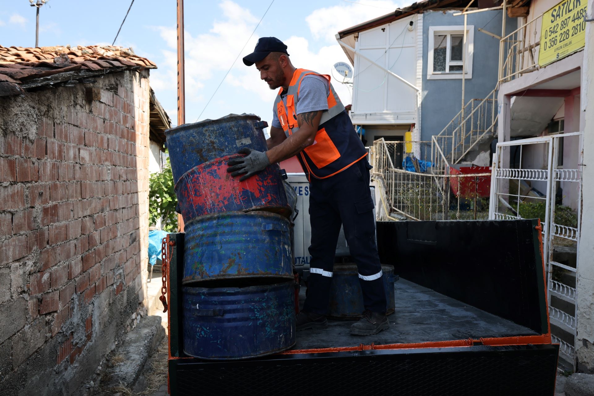 BAŞKAN YAZICIOĞLU: YENİ NESİL TEMİZLİK ARACI VE YENİ ÇÖP KONTEYNERLERİMİZ DEVREDE