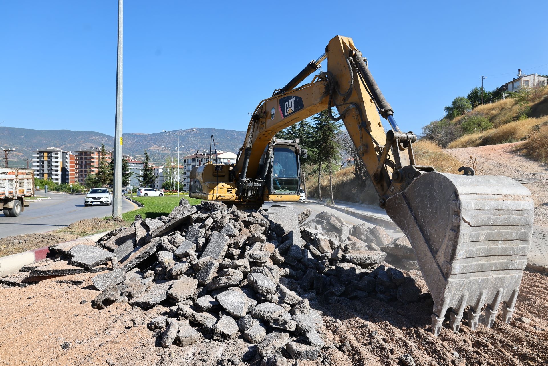 DENİZLİ CADDESİ BAŞTAN SONA YENİLENDİ