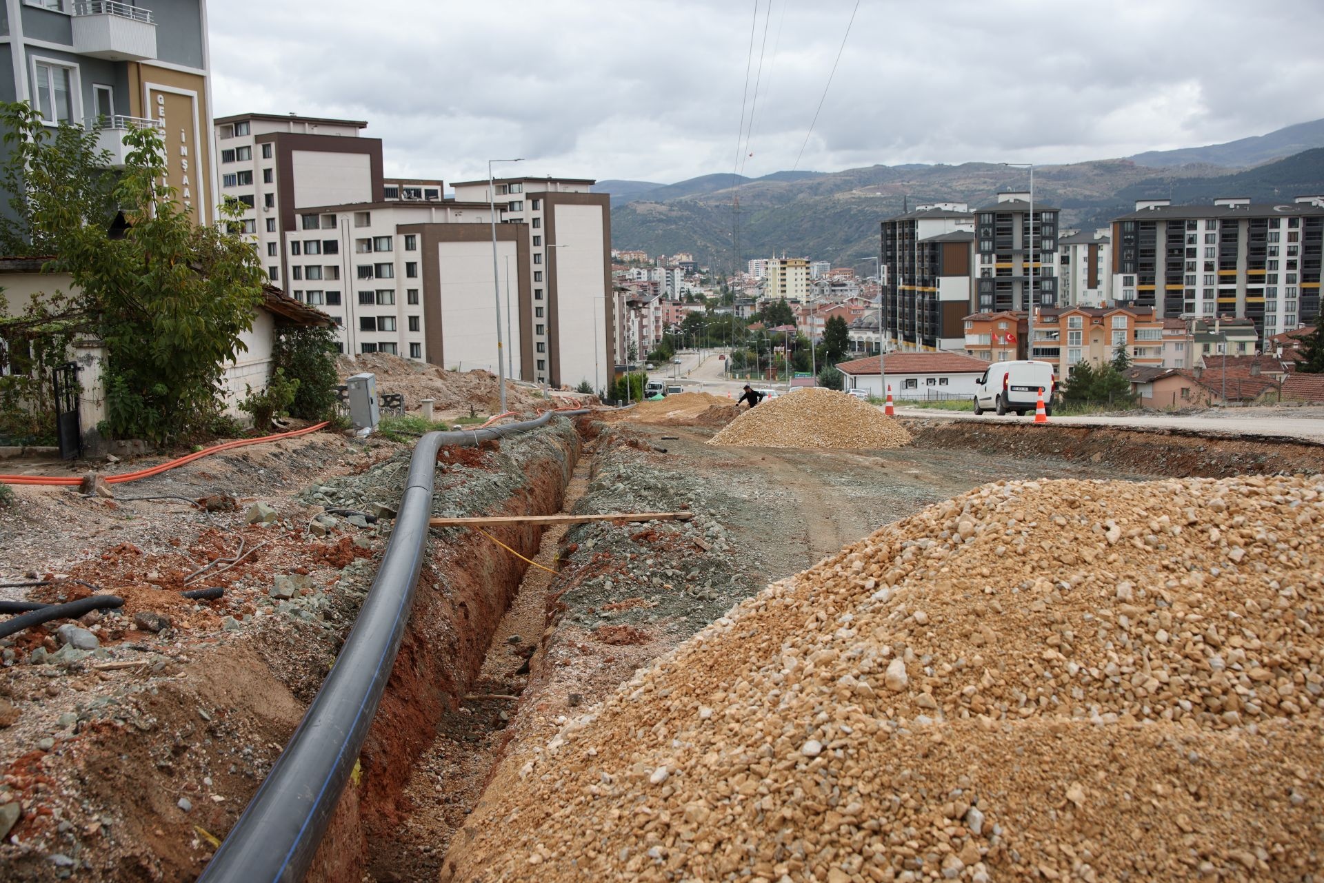 ALTIYÜZEVLER’DE İÇME SUYU HATTI YENİLENİYOR