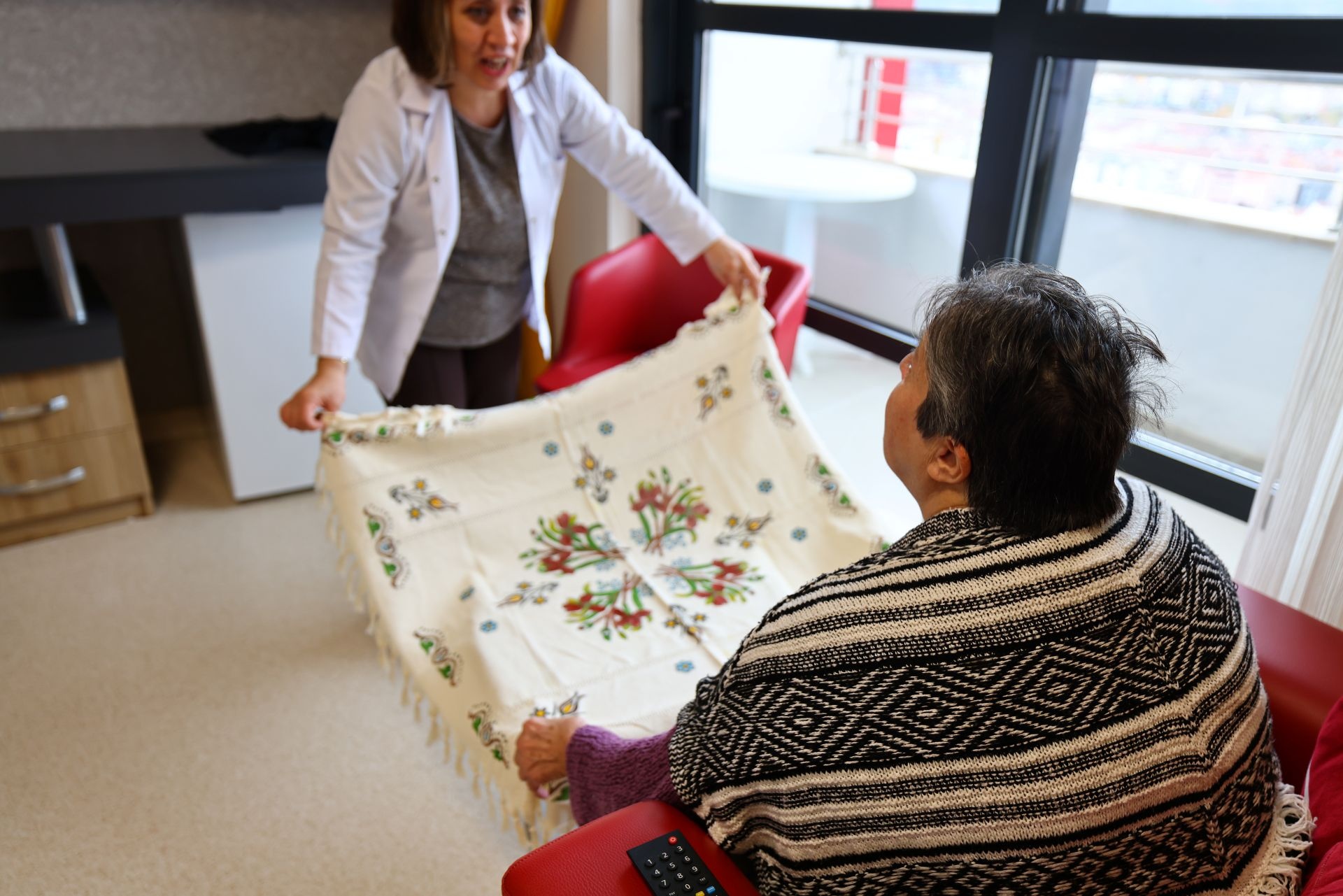 TOKAT BELEDİYESİ, HUZUREVİ SAKİNLERİNE KİŞİSEL BAKIM HİZMETİ VERDİ