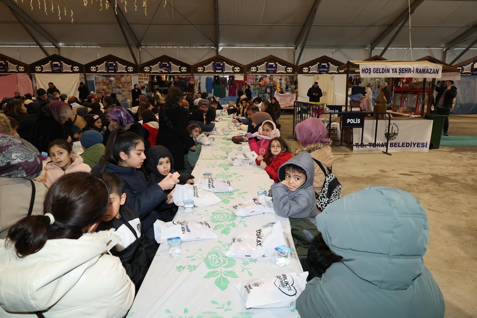 RAMAZANIN EN NEŞELİ İFTARI TEKNE ORUCUMA YÜZLERCE ÇOCUK KATILDI