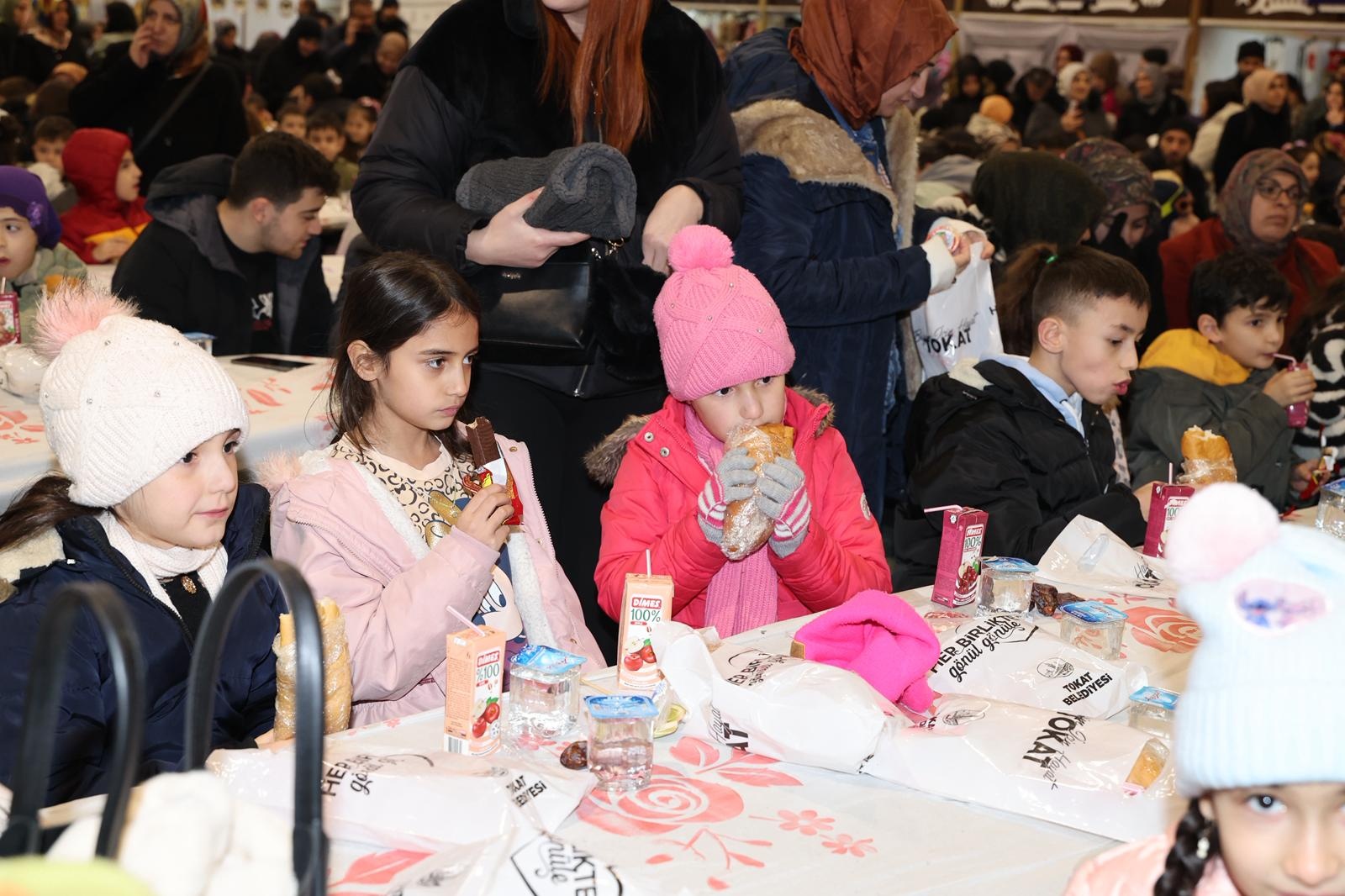 RAMAZANIN EN NEŞELİ İFTARI TEKNE ORUCUMA YÜZLERCE ÇOCUK KATILDI