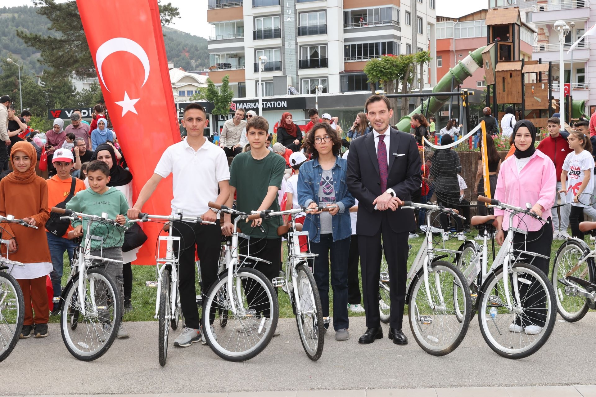 BAŞKAN YAZICIOĞLU, BAŞARILI GENÇLERE BİSİKLET HEDİYE ETTİ