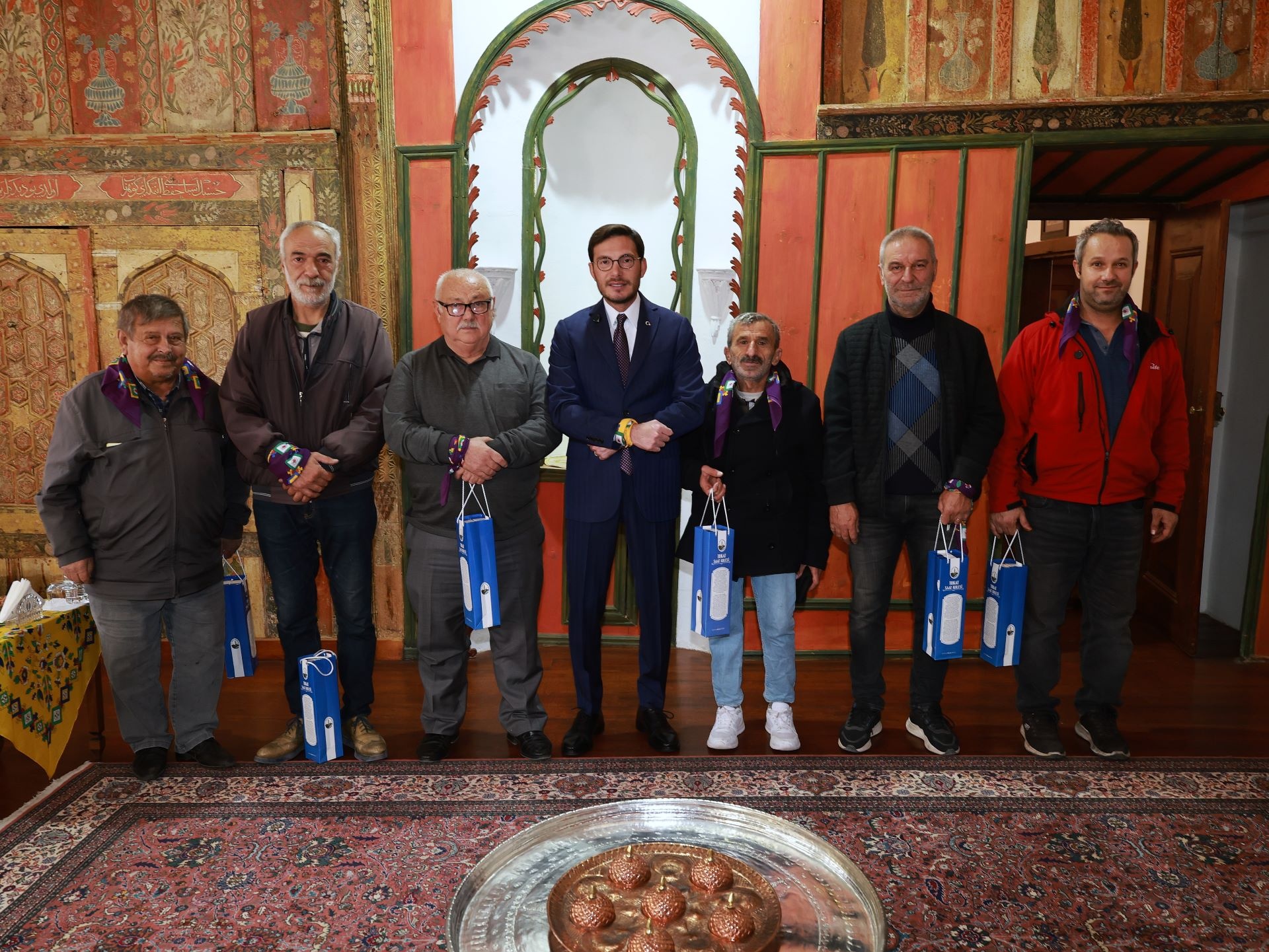 YENİ DÜKKÂNLARINA KAVUŞAN AYAKKABI BOYACILARI'NDAN BAŞKAN YAZICIOĞLU’NA TEŞEKKÜR ZİYARETİ