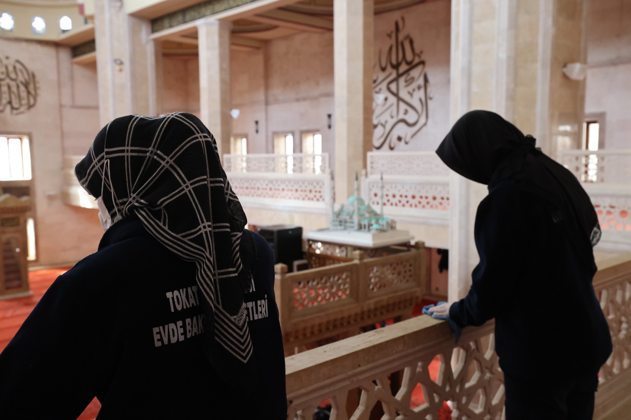 tum-camilerde-kapsamli-temizlik-calismasi-devam-ediyor