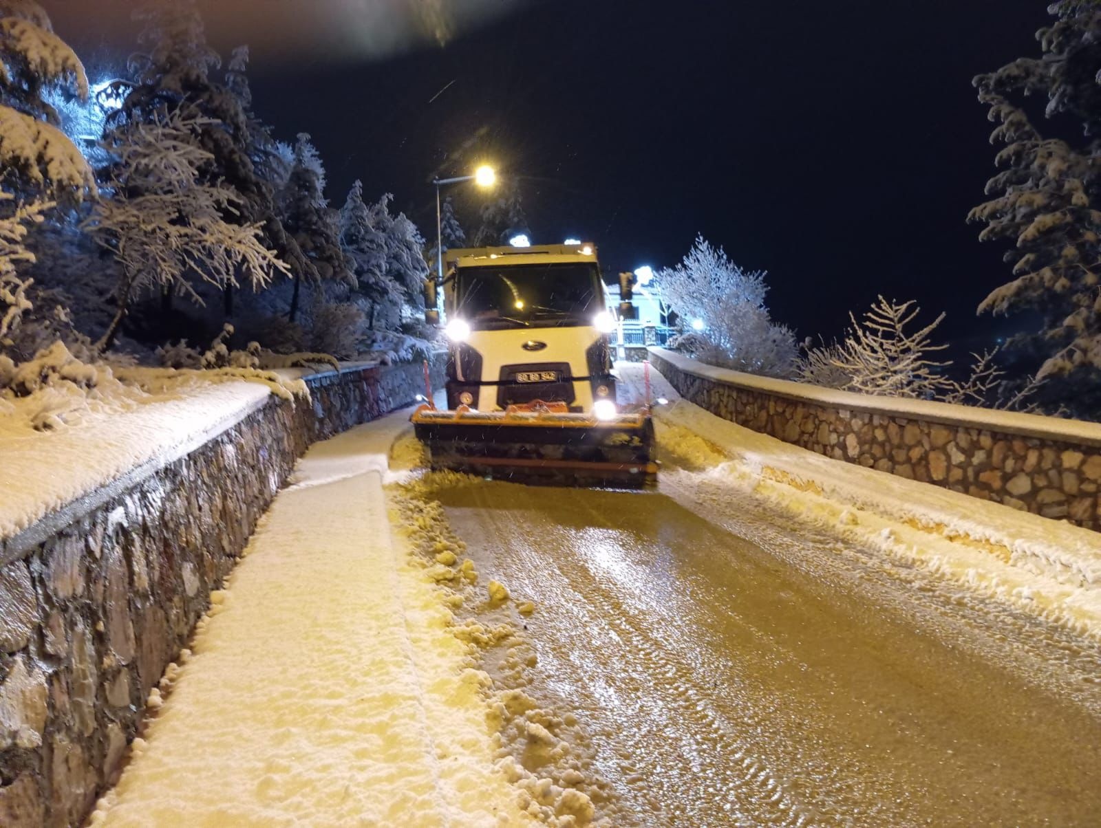tokat-belediyesi-karla-mucadelede-tum-ekipleriyle-sahada