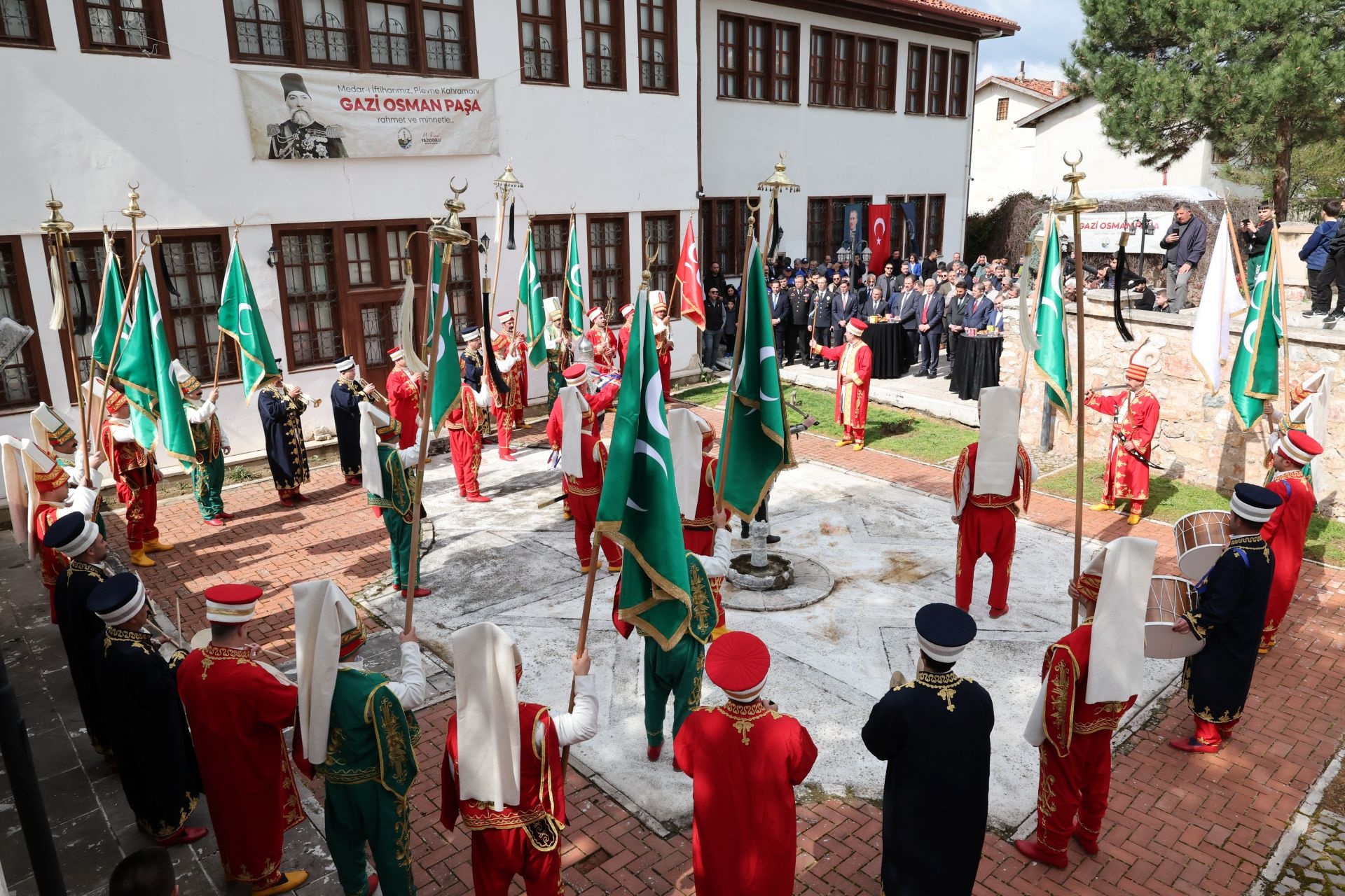 plevne-kahramani-gazi-osman-pasa-torenle-anildi