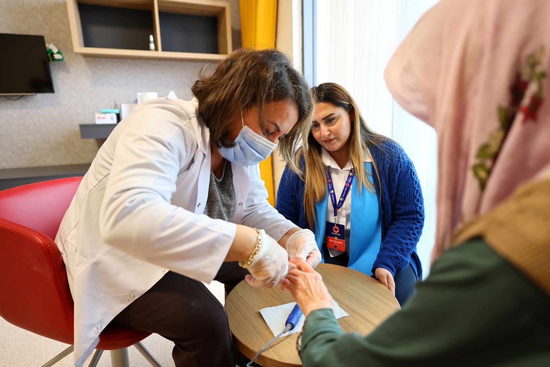 tokat-belediyesi--huzurevi-sakinlerine-kisisel-bakim-hizmeti-verdi