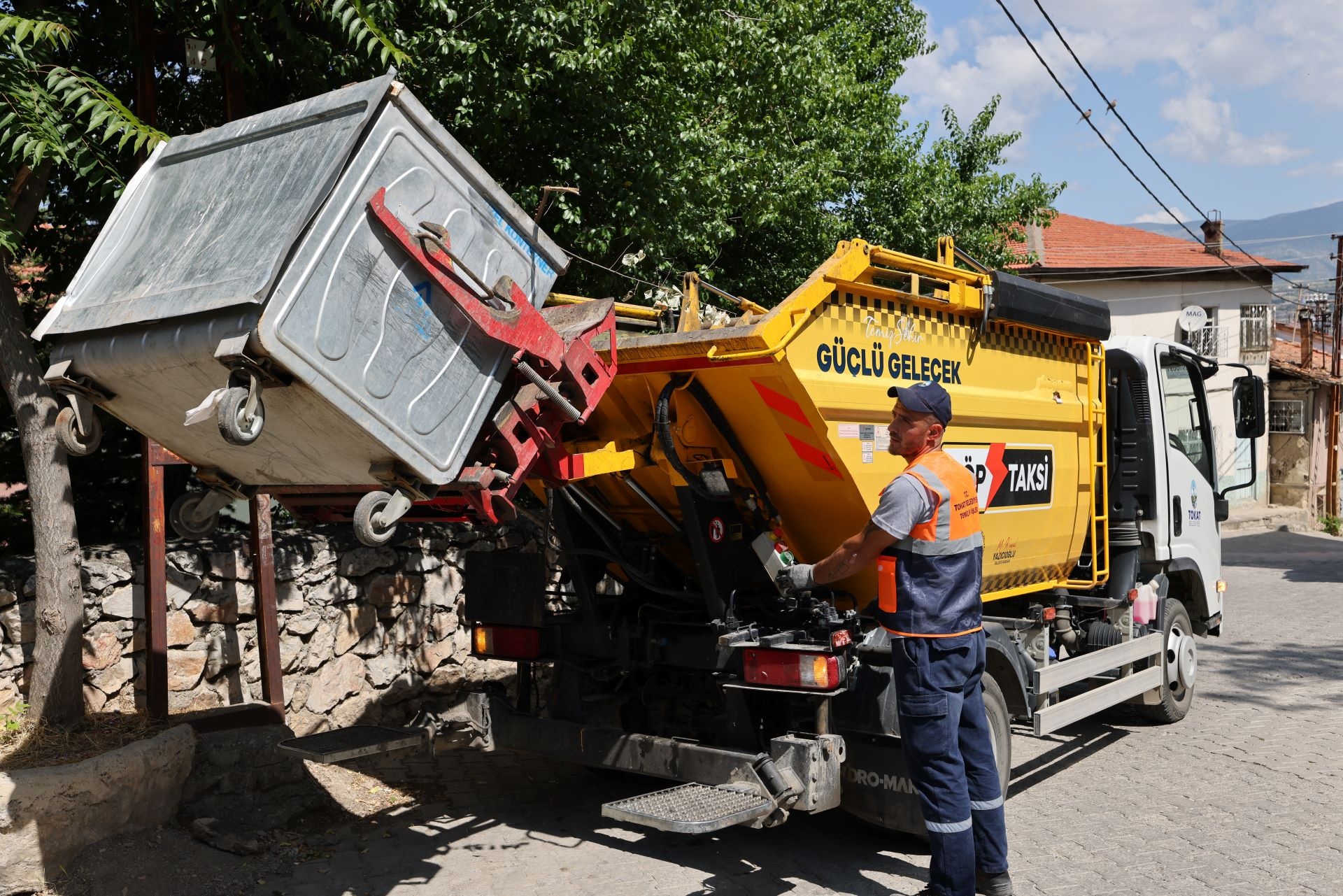 baskan-yazicioglu:-yeni-nesil-temizlik-araci-ve-yeni-cop-konteynerlerimiz-devrede